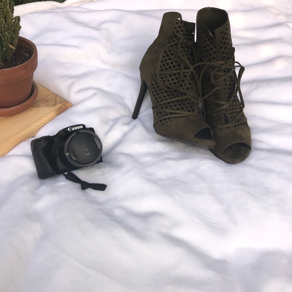 I’m selling some Breckelle’s high heels!